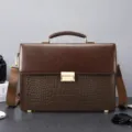 Elegante borsa ventiquattrore in pelle marrone da uomo, pratica tracolla effetto coccodrillo. - Caffè goffrato