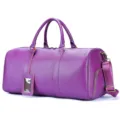 Sac de voyage en cuir violet avec compartiment à chaussures, bandoulière et étiquette. - Violet foulonné naturel