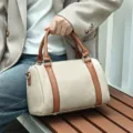 Borsa a bauletto da donna in vera pelle, borsa a cuscino beige con finiture a contrasto marroni. - Bianco