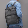 Variante zaino in pelle nera che mostra lo stile di trasporto posteriore da uomo. - 816 Nero