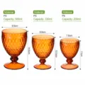 Set aus bernsteinfarbenen Relief-Plastikkelchen mit verschiedenen Kapazitäten und Größen. - Dreiteiliges Set / Orange