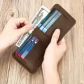 Portafoglio da uomo in vera pelle marrone vintage con scomparti per carte e banconote. - 1251 caffè