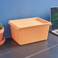Scatola di conservazione in plastica arancione con coperchio per vestiti giocattoli. - Giallo Mango