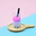 Nahaufnahme eines Miniatur-Milchtee-Anhängers aus rosa-violettem Harz für DIY-Schmuck - 11*11*20mm / Magenta Lila Verlauf