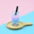 Detailansicht eines Miniatur-Bubble-Tea-Anhängers aus Harz mit rosa-blauer Schichtung - 11*11*20mm / Rosa Blau Verlauf