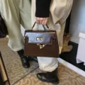 Sac à main structuré marron foncé vintage pour femme mode hiver rétro poignée supérieure sac bandoulière - L / Café