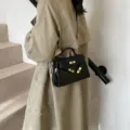 Sac à main classique en cuir vernis noir pour femme avec quincaillerie dorée et poignée. - S / Noir