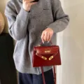 Sac à main Kelly en cuir vernis rouge vin, élégant sac porté épaule avec détails dorés. - S / Rouge