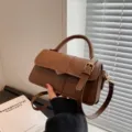 Trendy bruine handtas schoudertas voor dames, stijlvolle kleine PU lederen tas. - Bruin