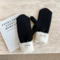 Primer plano de mitones de invierno de punto en blanco y negro con puños de felpa suave. - Talla única / Negro