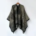 Detailansicht des Vintage Waldlandschaft bedruckten Umhangs, kuscheliges Stricktuch fur Damen. - MZP029-Schwarz