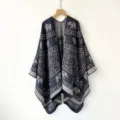 Nahaufnahme des ethnischen Strick-Schals mit Elefanten-Muster, weiche Textur und feine Webung. - MZP030-Marineblau