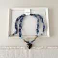 Donkerblauwe bloemige stoffen sjaal ketting met hartje hanger, stijlvol accessoire voor dames. - 03 Hart - ruitpunt bloemen marineblauw