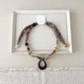 Bruine paisley zijden sjaal ketting met kralen en hanger, stijlvolle dames decoratieve halsdoek - 08 Waterdruppel - vierkant raster paisley bruin