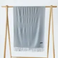 Hellblaue einfarbige Quastenschal und Schultertuch, weicher warmer Winterschal Damen. - Silbergrau