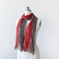 Detailansicht des roten und grauen plissierten Leinentuchs im modischen Boho-Stil. - Rot