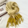 Detailopname van gezellige gele visgraat kwastjes shawl, zachte wol textuur, warm winter. - 31*183cm / 04 Lamswol Geel