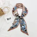 Chic foulard en soie étroit avec imprimé de lanières équestres, idéal pour sac ou cheveux. - 13L Chaîne Ceinture Camel