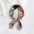 Pañuelo cuadrado de seda con diseño patchwork chic, estampado de leopardo y bloques rosa. - Leopardo Raya Rosa Loto