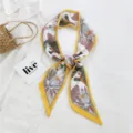 Foulard en soie chic à bordure jaune et motif de grue pour cheveux et sac à main. - 17L Grue Lotus Jaune