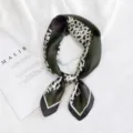 Pañuelo cuadrado de seda con estampado de leopardo verde y blanco, elegante bufanda. - Leopardo Diagonal Verde