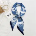 Foulard skinny en soie bleue avec imprimé cheval blanc, parfait pour cheveux ou sac. - 21L Cheval de l'Ouest Bleu