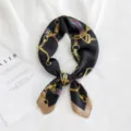 Elegante pañuelo cuadrado de seda negra con estampado de cadena dorada, versátil para mujer. - Patrón de Cinturón Negro