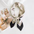 Elegante pañuelo de satén con diseño degradado en beige y negro, accesorio versátil. - Marco Tricolor Negro