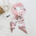 Foulard twilly en soie rose avec motif de cheval, idéal pour les cheveux ou le sac. - 23L Cheval de l'Ouest Rose