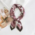 Pañuelo cuadrado de seda malva con diseño floral abstracto y esquinas oscuras variante mujer. - Amapola Rosa Púrpura