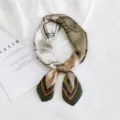 Elegante pañuelo cuadrado de seda para mujer, 70 cm arte abstracto para moda primaveral. - Pequeño Monstruo Verde