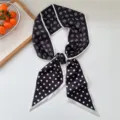 Chic pañuelo de seda estrecho en blanco y negro con patrón de cachemira y lunares. - Paisley Lunares Negro