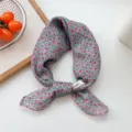 Foulard carré en coton et lin fleuri pour femmes, bandeau d'été polyvalent et tour de cou. - Petite Fleur D'herbe Sur Fond Bleu