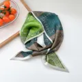 Pañuelo de seda largo con estampado paisley verde y marrón, elegante accesorio para el cuello. - Paisley Verde de Cuadros