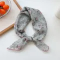 Petit carré de soie imprimé floral pour femme, foulard de cou élégant et bandeau d'été chic. - Pivoine À Grille Grise
