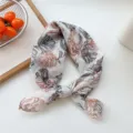 Foulard carré effet coton-lin à motif floral, bandeau élégant pour femme en été. - Fleur De Croquis Beige