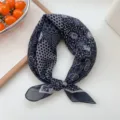 Sciarpa quadrata con stampa floreale classica, fazzoletto traspirante per look quotidiani. - 12 Cotone-Fiore a Pois Bordo Nero