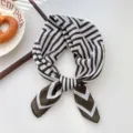 Braunes und weißes geometrisch gestreiftes kleines quadratisches Tuch für Damen. - 15SR-Labyrinth Streifen Kastanie