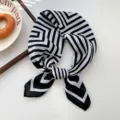 Schwarz-weißes geometrisches kleines Quadrat-Halstuch, stilvolles Haarschmuck-Modell. - 16SR-Labyrinth Streifen Schwarz