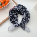 Piccolo fazzoletto quadrato in cotone e lino floreale scuro, foulard decorativo. - 22 Cotone-Stampa Margherite Grande Nero