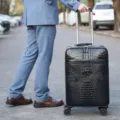 Valigia trolley affari 20 pollici con telaio in alluminio e motivo coccodrillo nero. - Nero