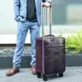 Valigia Trolley Business 20 Pollici con Motivo Coccodrillo e Telaio in Alluminio Uomo - Viola