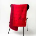 Vista dettagliata della sciarpa rossa festiva con motivo di cavallo e nuvole tradizionali. - Stile Cavallo Nuvola Uno