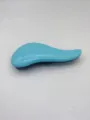 Spazzola districante ergonomica blu brillante, progettata per una cura dei capelli liscia e indolore. - Taglia grande L 18,5 cm W 7,5 cm H 3,5 cm / Confezione in busta OPP blu