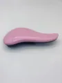 Spazzola districante rosa con design ergonomico ricurvo e setole morbide per uno styling facile. - Taglia grande L 18,5 cm W 7,5 cm H 3,5 cm / Confezione in busta OPP rosa