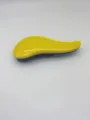 Spazzola per capelli districante gialla, design ergonomico curvo con setole nere per styling. - Taglia grande L 18,5 cm W 7,5 cm H 3,5 cm / Confezione in busta OPP gialla