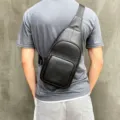 Bolso de pecho para hombre de cuero genuino negro elegante bandolera cruzada para uso diario - 20202 Negro