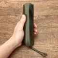 Astuccio in pelle conciata al vegetale verde scuro, custodia con zip per cancelleria. - Verde