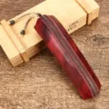 Rode pennen etui van plantaardig gelooid leer, minimalistisch cilinderontwerp met rits. - Rood