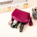 Mini portamonete in vera pelle con chiusura lampo e cinturino, ideale per la custodia quotidiana. - Rosso rosa